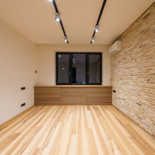 Sala con muro de piedra